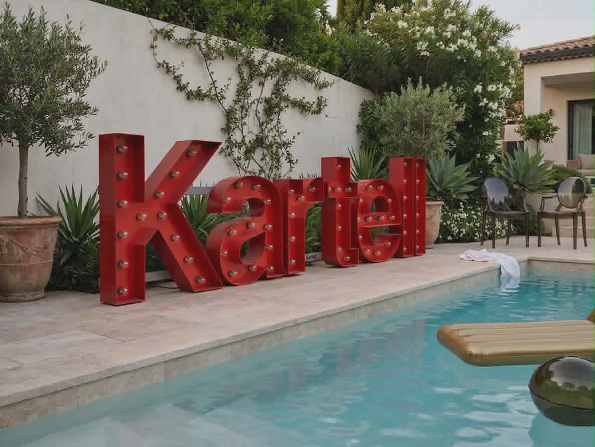 Enseigne Kartell — Détail lettres rouges