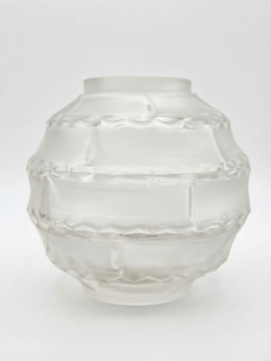Vase boule en verre moulé — André Hunebelle